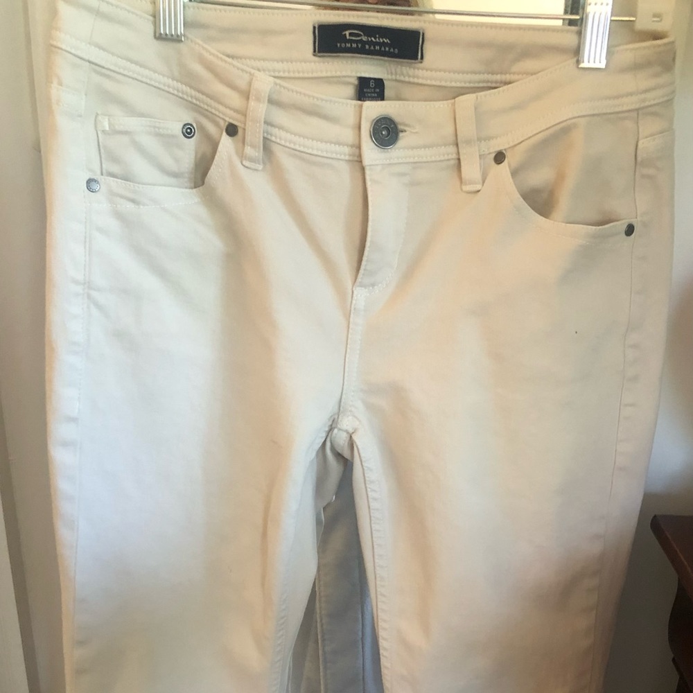 Women’s Tommy Bahama size 6 stone denim jeans. Ankle length,